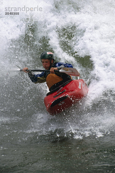 Mann in Aktion USA Wildwasser-Kajak