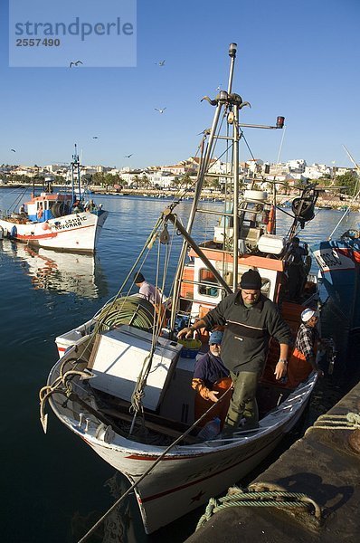 Fischer auf Boot im Hafen  Lagos  Algarve  Portugal