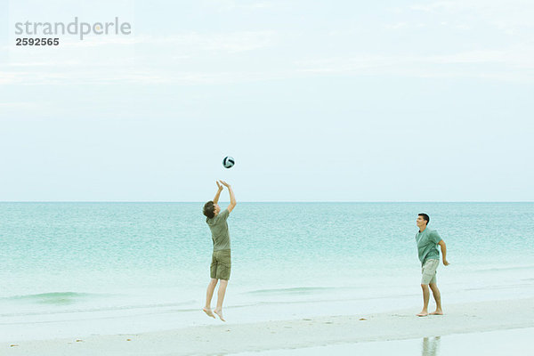 Zwei Männer beim Volleyball am Strand