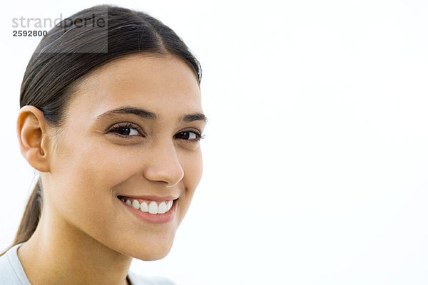 Junge Frau lächelt vor der Kamera  Porträt