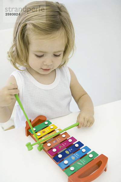 Kleinkind Mädchen spielt Xylophon  Hochwinkelansicht