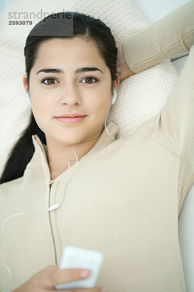 Junge Frau hört MP3-Player  Portrait