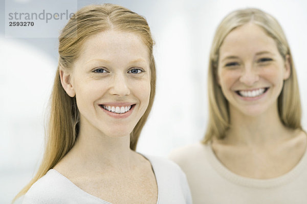 Zwei Frauen lächeln vor der Kamera  Porträt