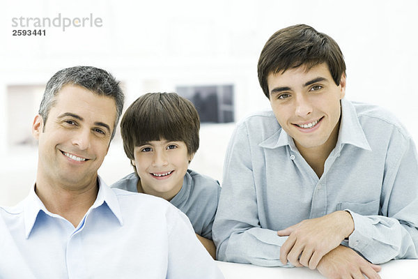 Vater und Söhne lächeln vor der Kamera  Porträt