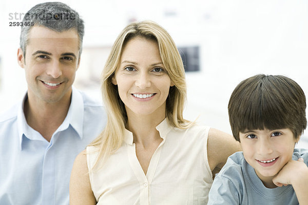 Eltern und Sohn lächeln vor der Kamera  Porträt