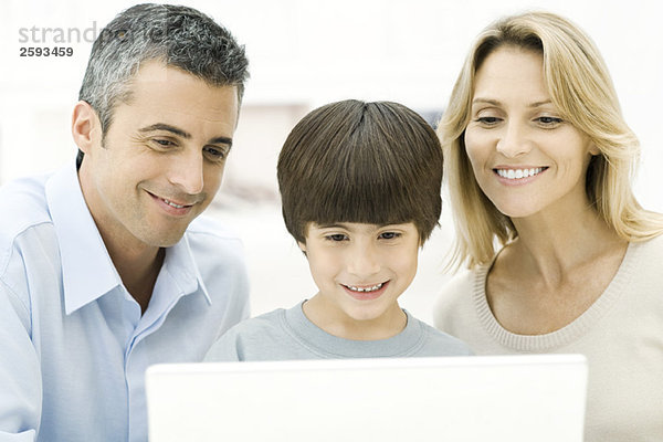 Familie mit Laptop-Computer zusammen  lächelnd