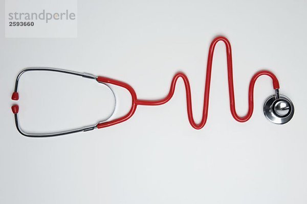 Ein Stethoskop in Form eines normalen EKG-Diagramms