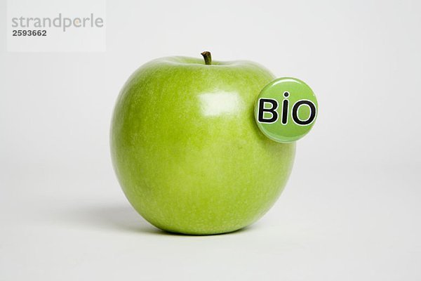 Ein grüner Apfel mit einem'Bio'-Knopf darin