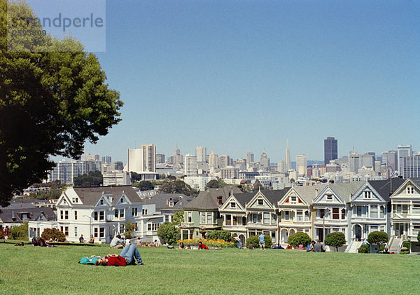 Menschen liegen auf dem Rasen  San Francisco  USA