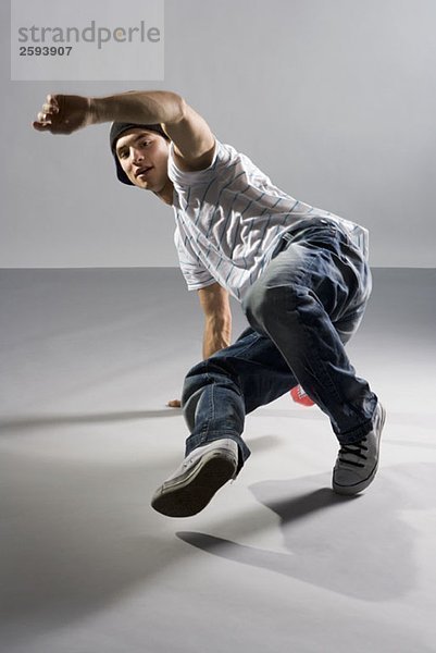 Ein B-Junge macht Breakdance-Fußarbeit.