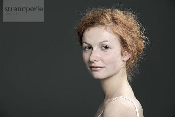 Porträt einer jungen Frau mit roten Haaren
