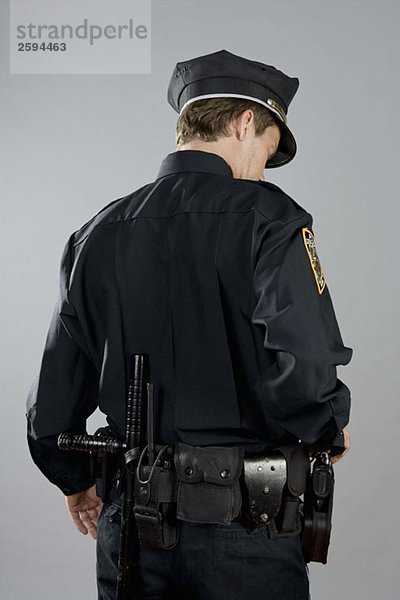 Rückansicht eines Polizisten