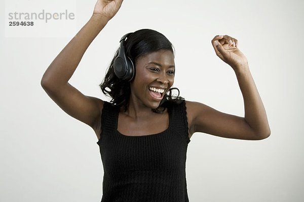 Eine Afroamerikanerin mit Kopfhörer und Tanz  Studioaufnahme
