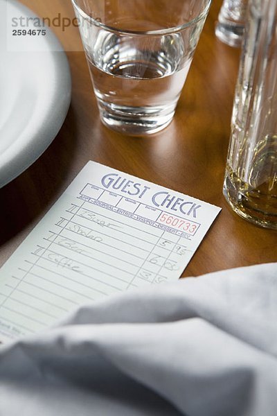 Ein Restaurant-Check auf einem Tisch
