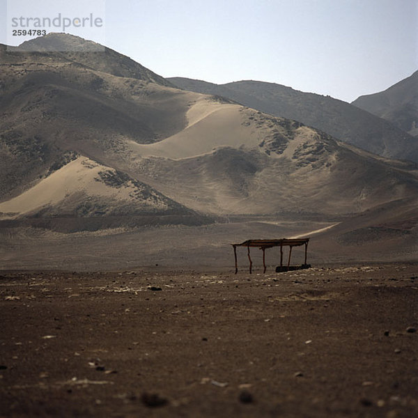 Eine Hütte in einer kargen Landschaft