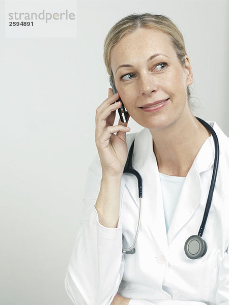 Portrait einer Ärztin mit dem Handy