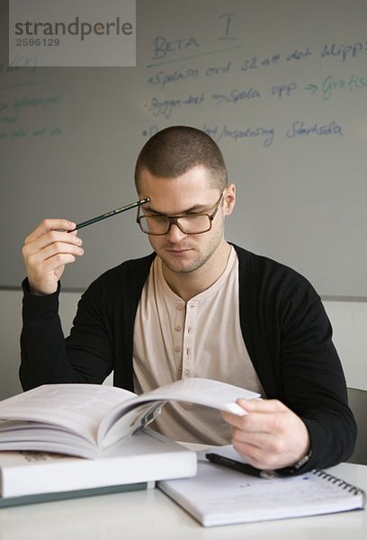 Ein Typ  der sich auf sein Studium konzentriert.