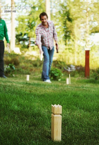 Mann spielt Kubb