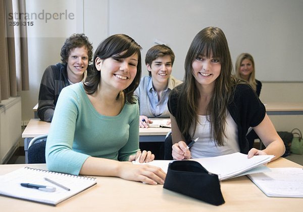 Zwei Mädchen in der Klasse