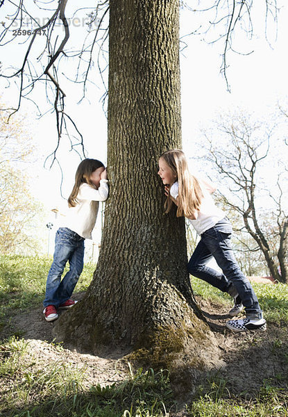 Schwestern spielen im Park