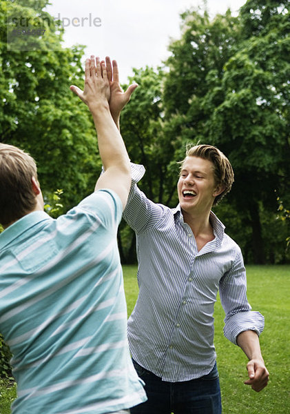 Glückliche Kerle  die High Five machen.