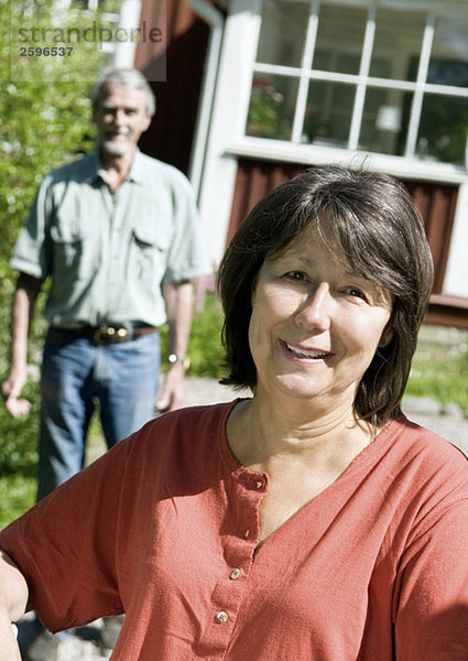 Frau im roten T-Shirt