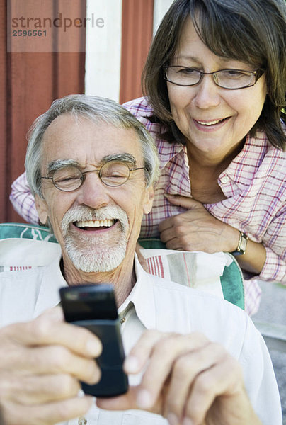 Mann und Frau beim Lesen auf dem Handy