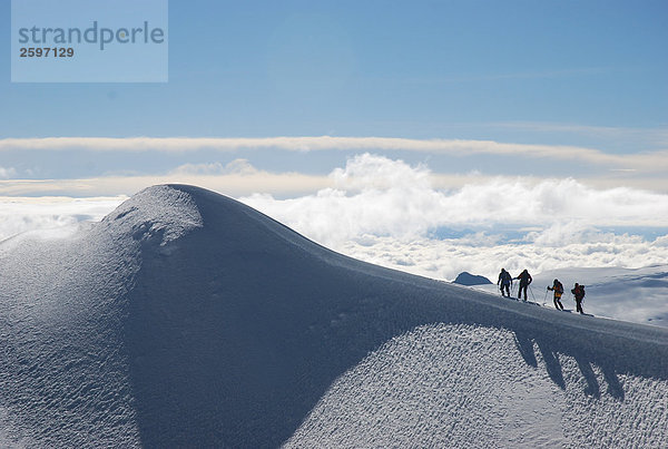 Wanderer Wandern auf Schnee bedeckt mountain