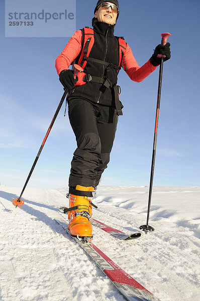 Frau Skifahren auf verschneiten Landschaft  Trentino-Alto Adige  Italien
