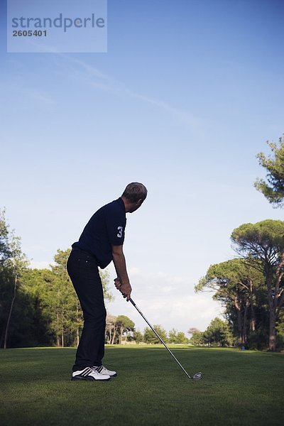 Ein skandinavischen Mann spielt Golf Türkei