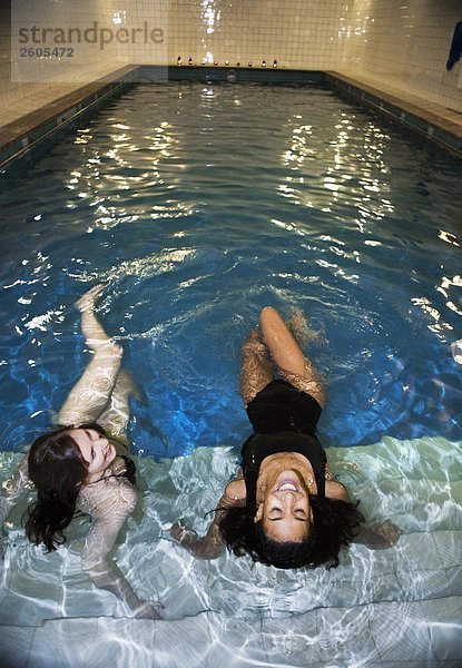 Stockholm Hauptstadt Frau baden 2 jung öffentlicher Ort schwimmen Schweden