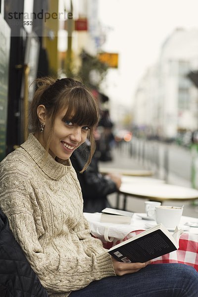 Eine junge Frau in Paris Frankreich