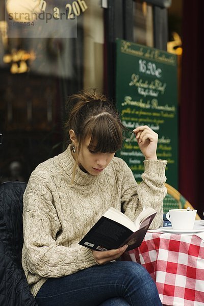 Eine junge Frau in Paris Frankreich