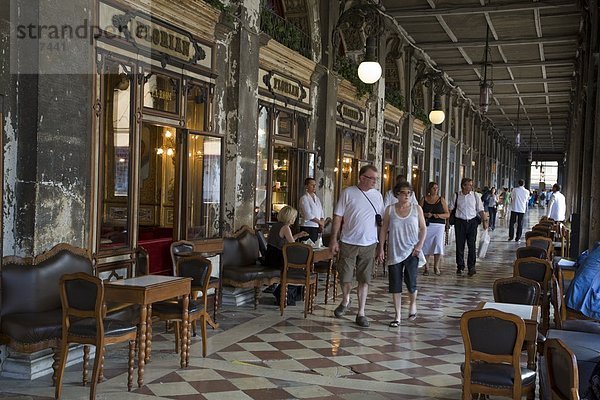 Touristen im Restaurant  Procuratie Nuove  Markusplatz  Veneto  Venedig  Italien