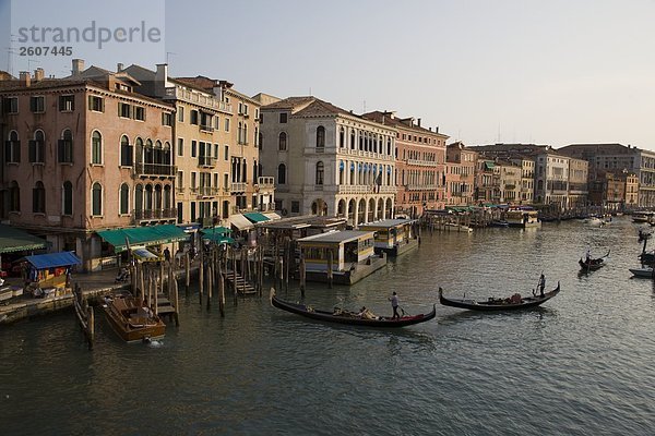 Erhöhte Ansicht der Gondeln in Canal  Canal Grande  Veneto  Venedig  Italien