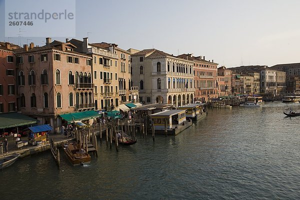 Erhöhte Ansicht der Gondeln moored at Harbor  Canal Grande  Veneto  Venedig  Italien
