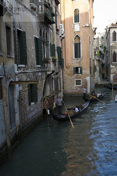 Touristen auf Gondeln in Canal  Canal Grande  Veneto  Venedig  Italien
