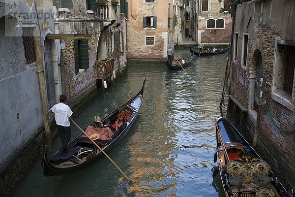 Touristen auf Gondeln in Canal  Canal Grande  Veneto  Venedig  Italien