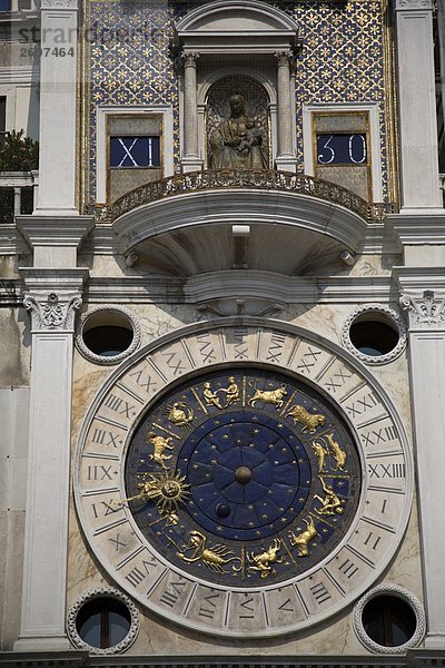 Nahaufnahme der Uhrturm  Torre Dell ' Orologio  Markusplatz  Veneto  Venedig  Italien