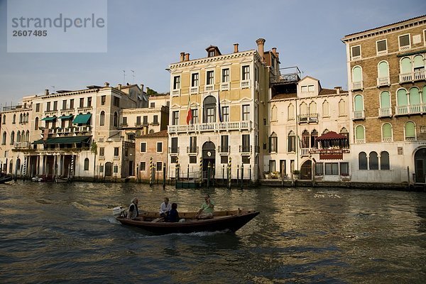 Touristen auf Gondel in Canal  Canal Grande  Veneto  Venedig  Italien