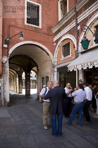 Touristen in Straßenmarkt  Rialto Markt  Veneto  Venedig  Italien