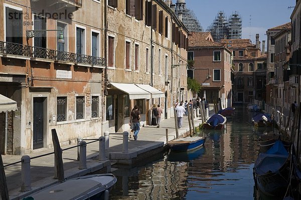 Touristen entlang Kanal  Veneto  Venedig  Italien