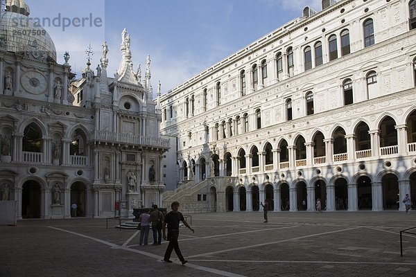 Touristen vor der Kirche  Dogenpalast  St.-Markus Basilika  Veneto  Venedig  Italien
