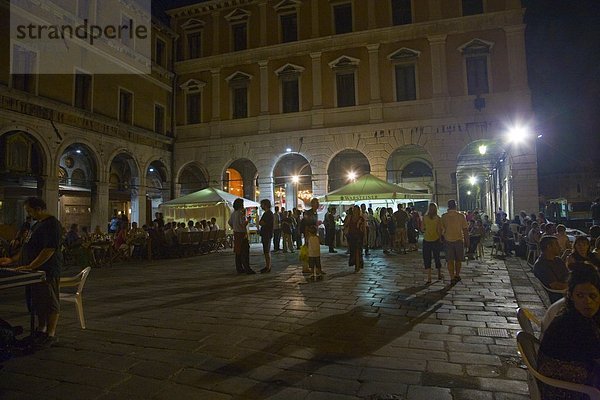 Touristen im Cafe in Nacht  Campo Della Pescaria  Veneto  Venedig  Italien