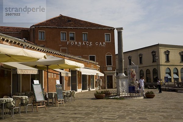 Touristen am Markt in der Nähe von Säule Skulptur  Isola Murano  Veneto  Venedig  Italien
