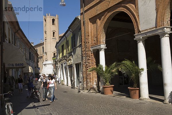 Touristen in Straße  Comacchio  Emilia-Romagna Region  Italien