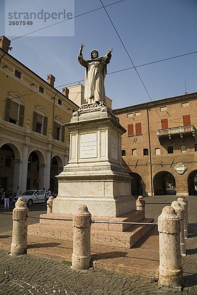 Statue auf Sockel an Palace  Savonarola Denkmal  Ferrara  Emilia-Romagna  Italien