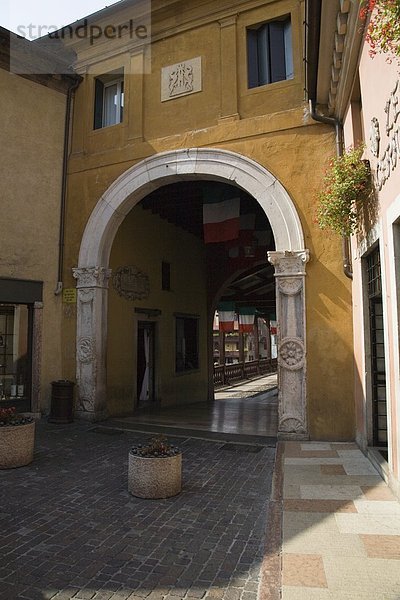 Torbogen des Palastes  Bassano Di Grappa  Ponte Degli Alpini  Veneto  Italien