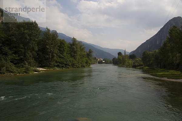 Fluss  der durch Berge  Brenta  Veneto  Italien