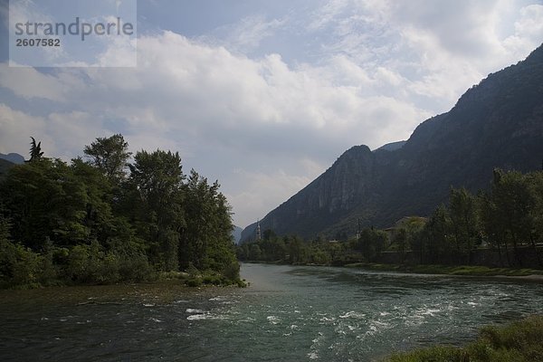 Fluss  der durch Berge  Brenta  Veneto  Italien